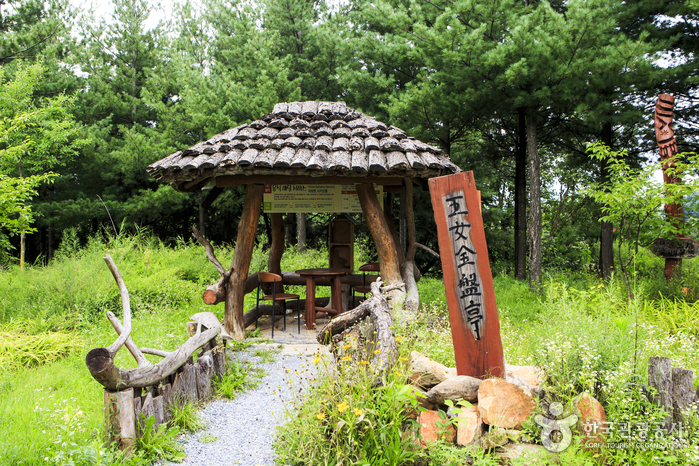 원두막 안내판에 적힌 전화번호로 음식을 주문하면 휴게소 식당과 매장에서 곧바로 배달해준다.