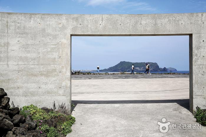 글라스하우스에서 바라보는 성산일출봉