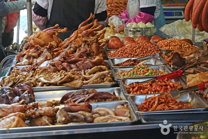 다문화음식거리에는 이색적인 먹거리가 많다.