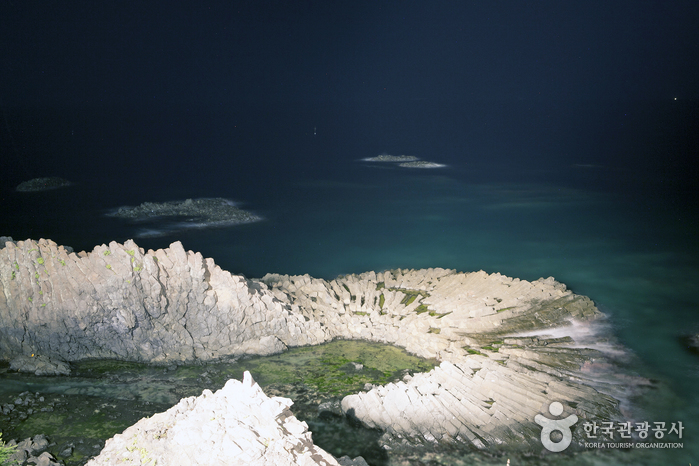 투광기가 주상절리를 비춰 밤에도 부채꼴 모양이 훤히 드러난다.