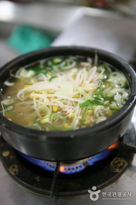 콩나물국밥 끓이는 모습