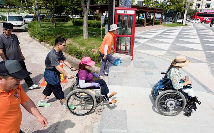 단차를 제거한 보행로