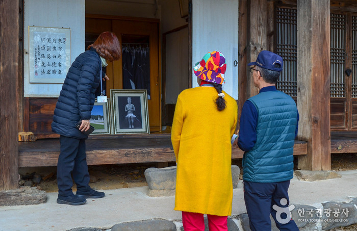 문화관광해설사와 함께 숭의전을 둘러보는 어르신들