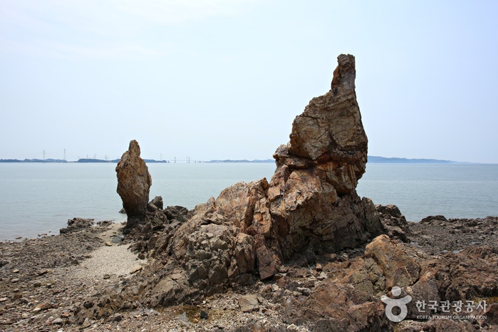 구봉도낙조전망대 가는 길에 만난 구봉이선돌. 큰 바위가 할아배바위, 작은 바위가 할매바위다.