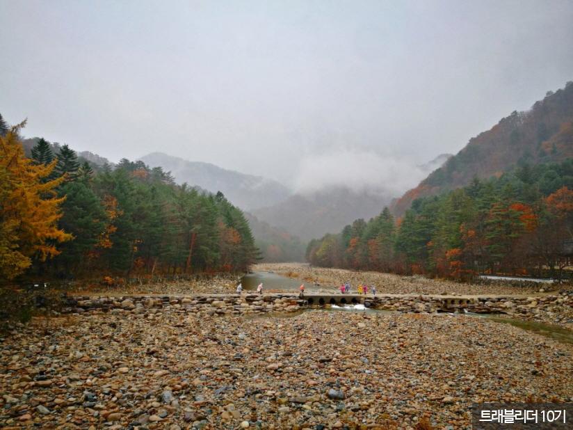 백담사에 도착하면, 소복이 눈이 쌓인 설악산의 절경과 함께 백담계곡에서 흘러나온 맑은 물을 감상할 수 있다