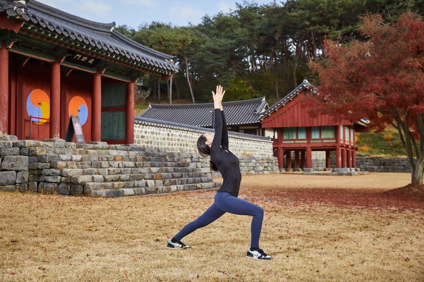 문헌서원 앞 잔디밭에서 이뤄지는 요가