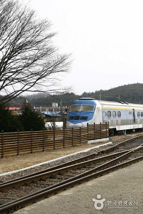 화본역에 정차해 있는 레일카페