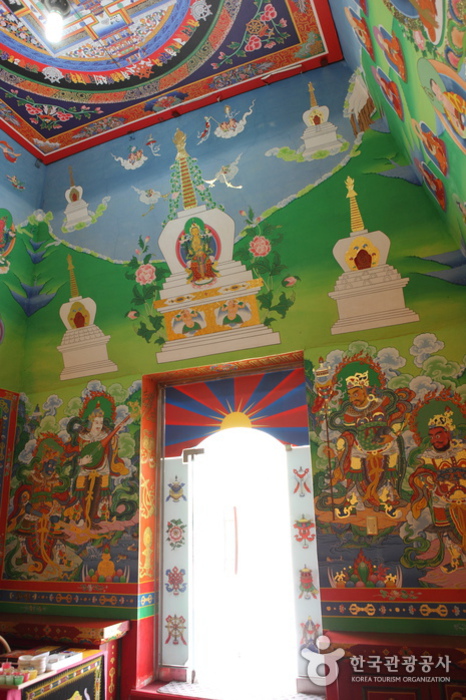 수미광명탑 내부에는 티베트 왕궁 화가가 그린 벽화와 만다라를 봉안했다.