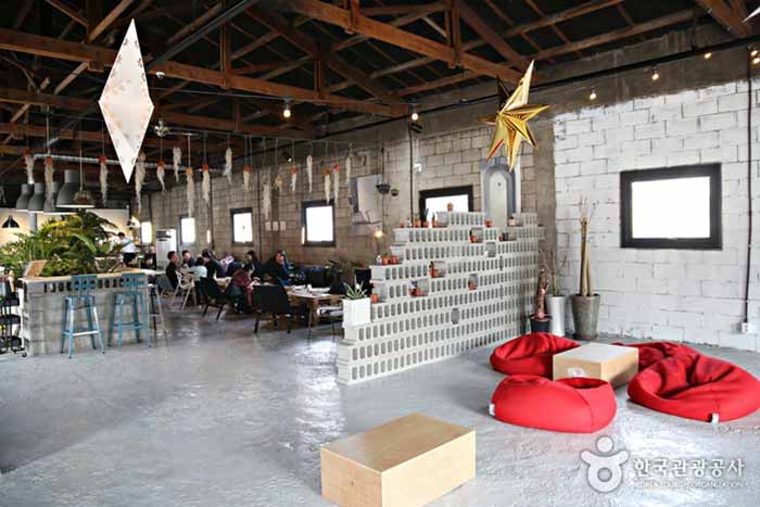 옛 공장 분위기에 포인트가 되어주는 식물과 빈백