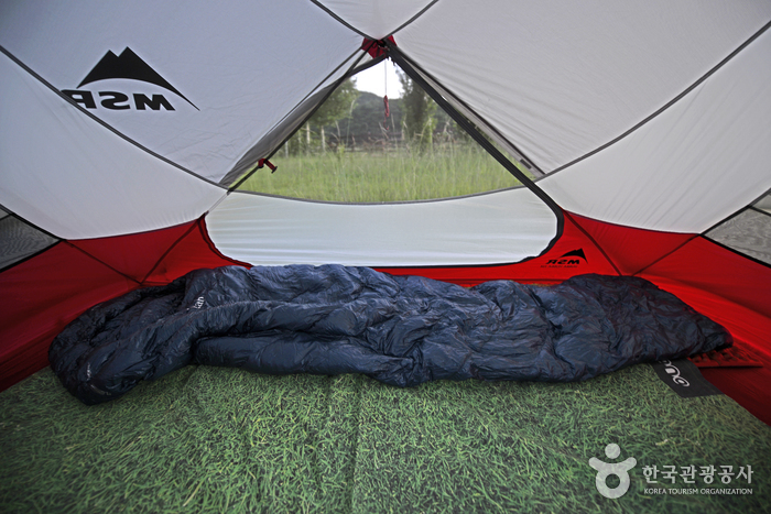 백패킹용 텐트는 작고 가볍다.
