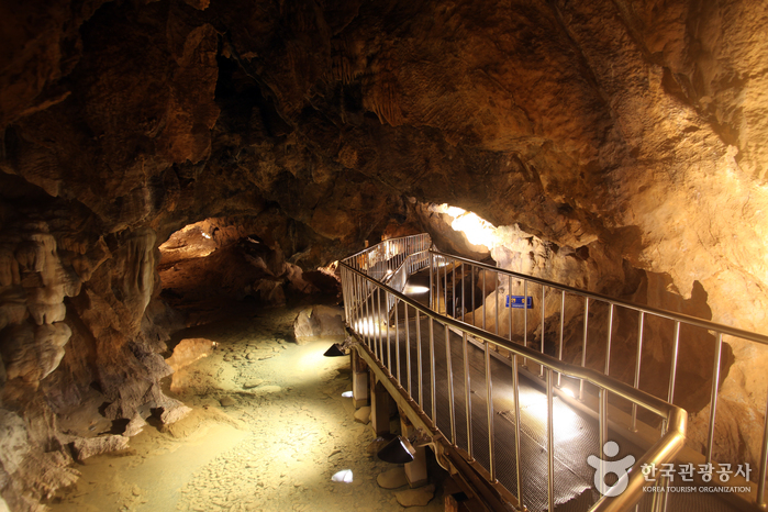 온달동굴에는 지하강이 흐른다.