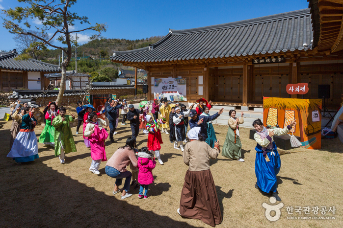 배우와 관객이 어우러진 마당극 〈땡큐 주모〉