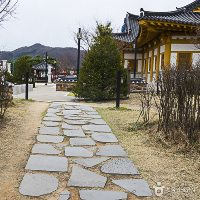 김유정역과 문학테마파크 사이 박석