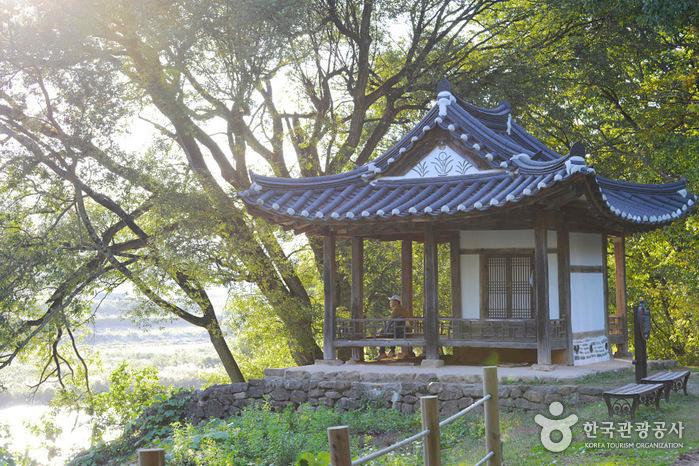 양산팔경 중 제5경 함벽정