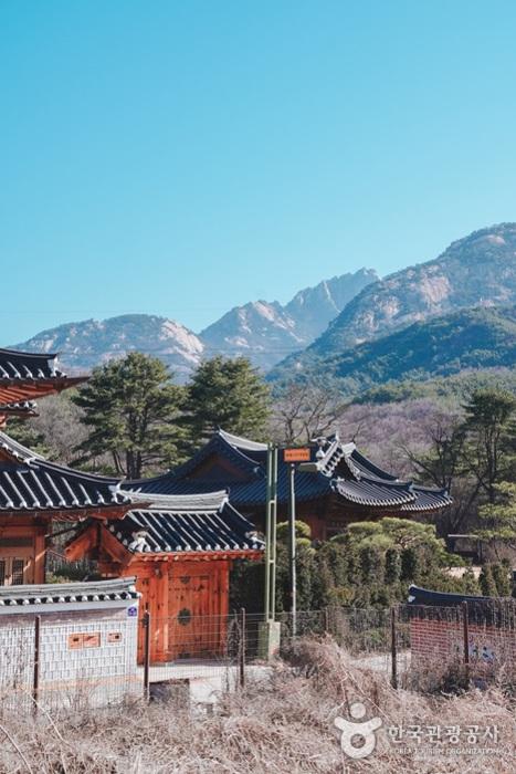 한옥과 북한산의 조화가 아름답다.