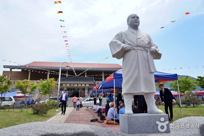 ‘박치기 왕’ 김일 석상 뒤로 김일기념체육관이 보인다.