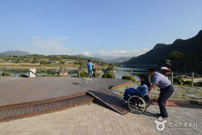 교통약자를 배려한 데크 경사로