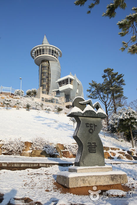 땅끝전망대와 그 앞에 펼쳐진 시원한 남도 풍경