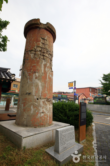 용흥궁공원 내에 있는 심도직물의 굴뚝