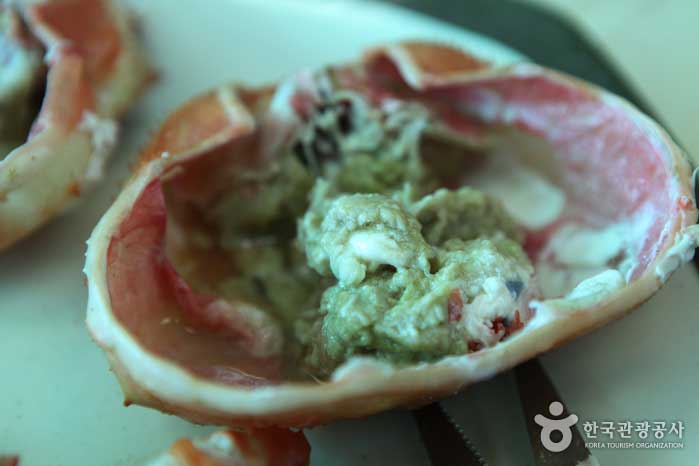 게장을 넣고 밥을 비벼먹으면 진한 맛을 느낄 수 있다