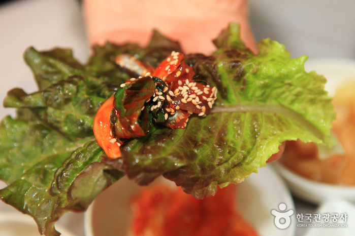 새콤달콤하게 무쳐낸 멸치회