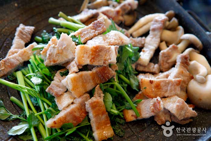 삼겹살에 미나리를 살짝 익혀 먹어도 맛있다