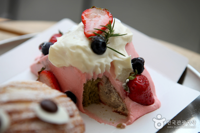 딸기 케이크에 녹차 빵이 사용된다.