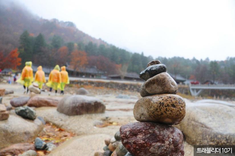 저마다의 소원이 담겨있을, 옹기종기 모여있는 돌탑들. 친 비나 눈이 내려도 전혀 쓰러질 것 같지 않을 듯하다